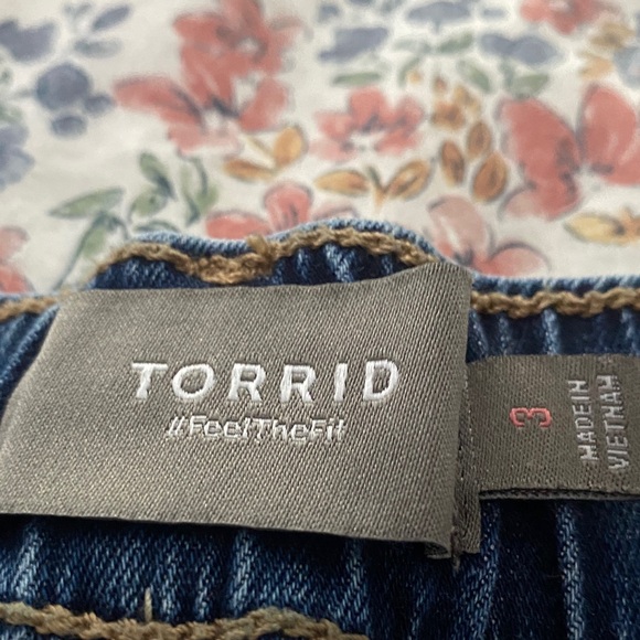 Weekend Mid Rise Bermuda Shorts - Picture 2 of 4